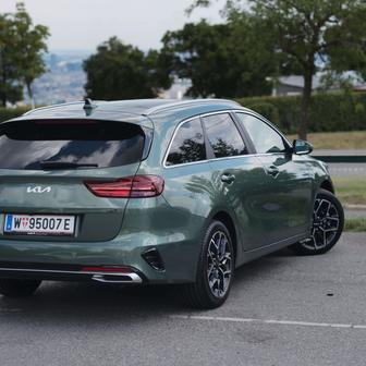 O prázdninách Kia vyrobila v Žilině poslední kus kompaktního modelu Ceed. Ten se v posledních měsících nabízel jako hatchback a kombi, jeho místo na výrobní lince zaujal elektrický kompakt EV4. Z rodiny Ceed už se na Slovensku vyrábí jen SUV XCeed, zároveň z Mexika Korejci vozí model K4, nástupce Ceedu.