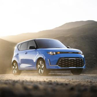 V Evropě úplně zapomenutý poněkud výstřední hatchback Kia Soul loni také dojel do cílové stanice. Třetí generace se na starém kontinentu nabízela jen v elektrické verzi a postupně se úplně stáhla, mimo jiné v USA se ale nadále auto prodávalo i s benzinovými motory. Nepřímým nástupcem bude žilinská EV2.