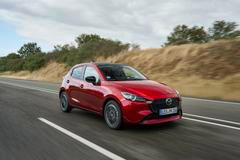 Nějakou dobu panovalo u Mazdy trochu zmatení, protože nabízela dvě různá auta s číslovkou 2. Čistě spalovací byla z vlastního vývoje, hybridní pak převzatá od Toyoty. A právě vlastní verze malého hatchbacku loni definitivně skončila, možná i kvůli flotilovým emisím. Koupit tak lze už jen přeznačený hybridní Yaris.