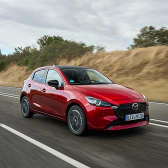 Nějakou dobu panovalo u Mazdy trochu zmatení, protože nabízela dvě různá auta s číslovkou 2. Čistě spalovací byla z vlastního vývoje, hybridní pak převzatá od Toyoty. A právě vlastní verze malého hatchbacku loni definitivně skončila, možná i kvůli flotilovým emisím. Koupit tak lze už jen přeznačený hybridní Yaris.