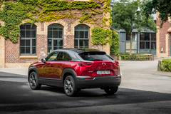 Ačkoliv v nabídce Mazdy SUV MX-30 stále figuruje, jde výhradně o verzi s prodlužovačem dojezdu ve formě Wankelova motoru. Nepříliš populární čistě elektrická verze loni v Evropě skončila, k čemuž napomohly nízké prodeje. Zákazníky nezaujal především omezený dojezd.