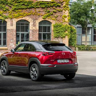 Ačkoliv v nabídce Mazdy SUV MX-30 stále figuruje, jde výhradně o verzi s prodlužovačem dojezdu ve formě Wankelova motoru. Nepříliš populární čistě elektrická verze loni v Evropě skončila, k čemuž napomohly nízké prodeje. Zákazníky nezaujal především omezený dojezd.