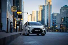 Ignis, Jimny a také Swace. Suzuki v poslední době výrazně zredukovalo svou modelovou paletu. Poslední jmenované kompaktní kombi bylo vlastně jen přeznačenou hybridní Toyotou Corolla, která měla pomoci snížit flotilové emise. Zájem ale i přes atraktivnější cenu než u Toyoty nikdy nebyl příliš oslnivý.