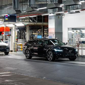 Na začátku září vyjelo ze švédské továrny Volva definitivně poslední velké kombi této značky. Skončil totiž model V90, který doplatil na konec životního cyklu i malý zájem zákazníků, kteří raději volí SUV. Kdo by měl o kombi od Volva zájem, na výběr má už jen menší model V60.