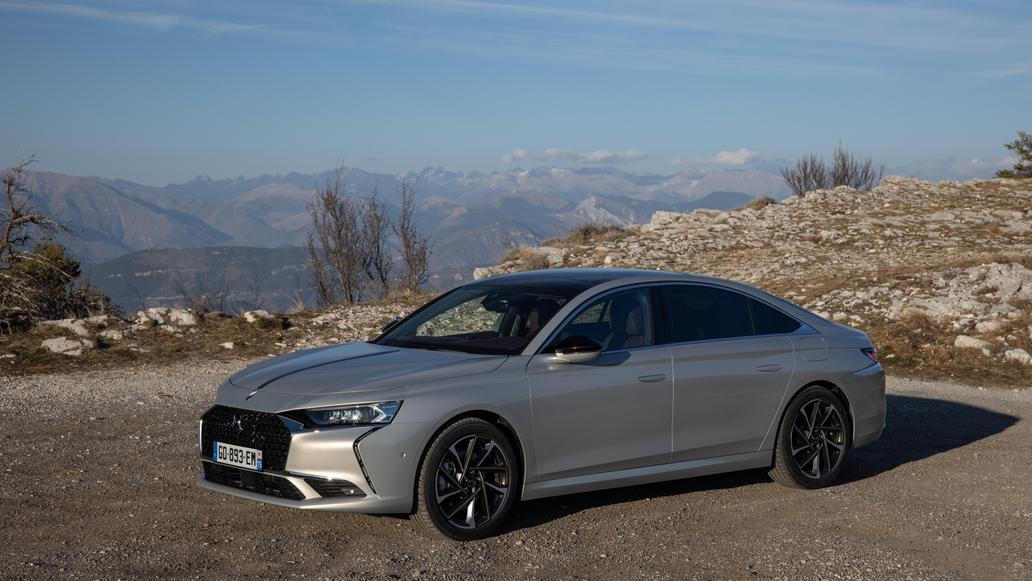 Na jaře skončila v Číně výroba sedanu DS 9, kterým se Francouzi snažili konkurovat Audi A6 nebo BMW řady 5. Ačkoliv design exteriéru i interiéru nepostrádal francouzskou eleganci, image německých rivalů DS 9 nedosáhla. Zájemci o sedan DS jsou tak odkázáni na elektromobil No8.