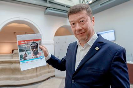 Tomio Okamura s letáčkem chirurgové z dovozu