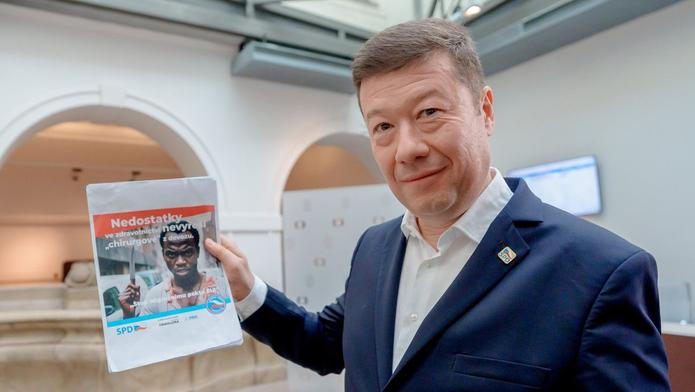 Tomio Okamura s letáčkem chirurgové z dovozu