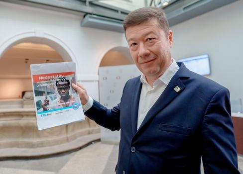 Tomio Okamura s letáčkem chirurgové z dovozu