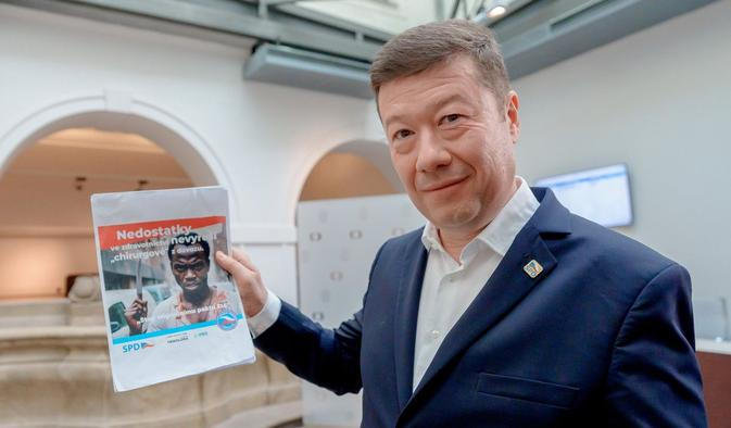 Tomio Okamura s letáčkem chirurgové z dovozu