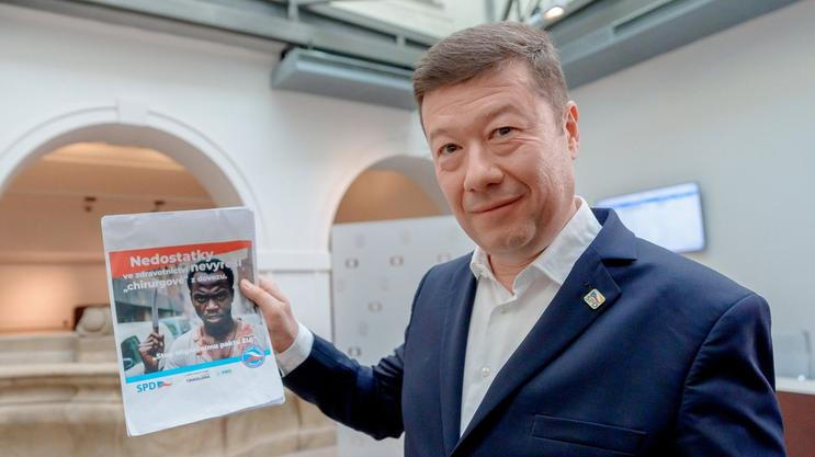 Tomio Okamura s letáčkem chirurgové z dovozu