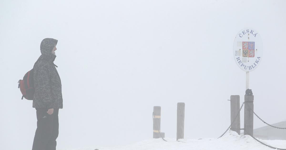 Sněžku zasáhl orkán, horní úsek lanovky stojí. Krkonoše hlásí nebezpečí lavin