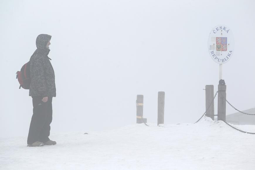 Sněžku zasáhl orkán, horní úsek lanovky stojí. Krkonoše hlásí nebezpečí lavin