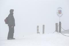 Na vrcholu nejvyšší české hory bylo dnes dopoledne osm stupňů pod nulou, ale pocitová teplota byla kvůli větru kolem minus 20 stupňů.