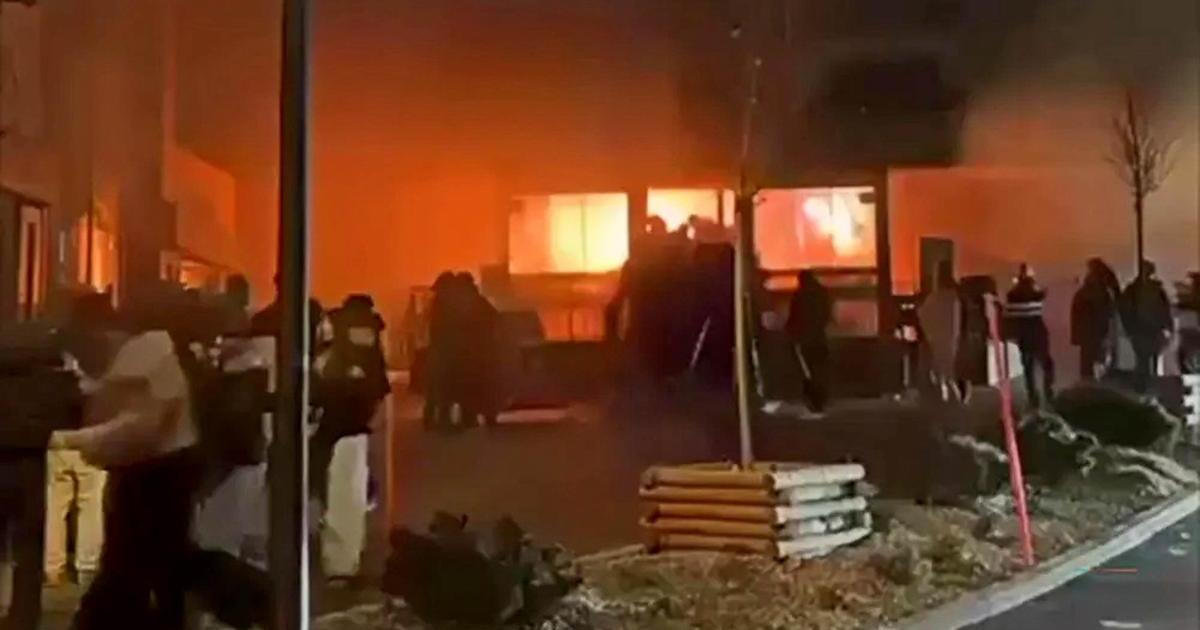 Vše se vznítilo najednou. Nové detaily odhalují zkázu smrtícího požáru ve Švýcarsku