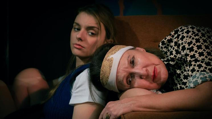 Z divadelní inscenace hry amerického dramatika Donalda Marguliese Cizí příběhy. V Ungeltu se představují Milena Steinmasslová jako spisovatelka Ruth a Štěpánka Ligas v roli studentky Lisy.