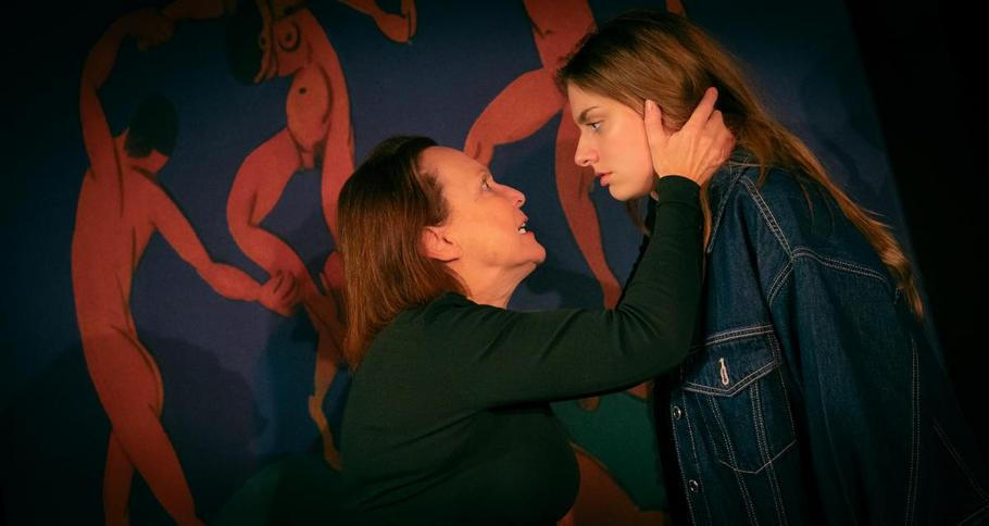 Milena Steinmasslová a Štěpánka Ligas v divadelní inscenaci Cizí příběhy. 