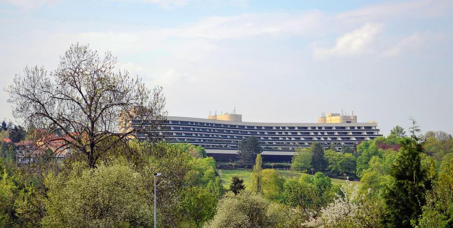 Výstavba Hotelu Praha stála kolem 800 milionů československých korun.