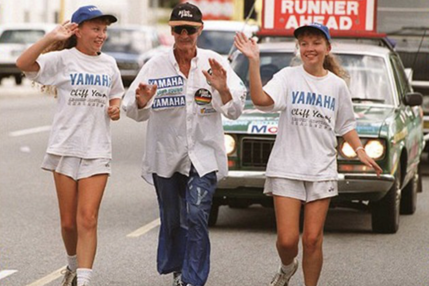 Postarší australský farmář se přihlásil na ultramaraton a vyhrál. Cliff Young běžel v holínkách