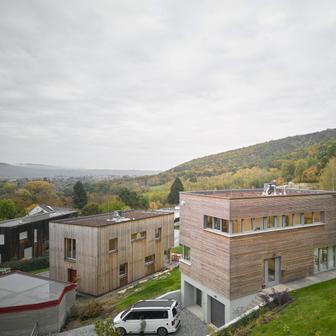 „Charakter domu určují dlouhé pásy oken – hlavní výrazový prvek, jenž zajišťuje rovnoměrné prosvětlení interiéru a rámuje panoramatické výhledy směrem ke krajině Brd,“ přibližuje tvůrce, který spolupracoval s firmou Chytrý dům.