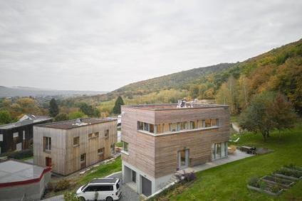 Tři kamarádi si postavili domy na jednom svahu.