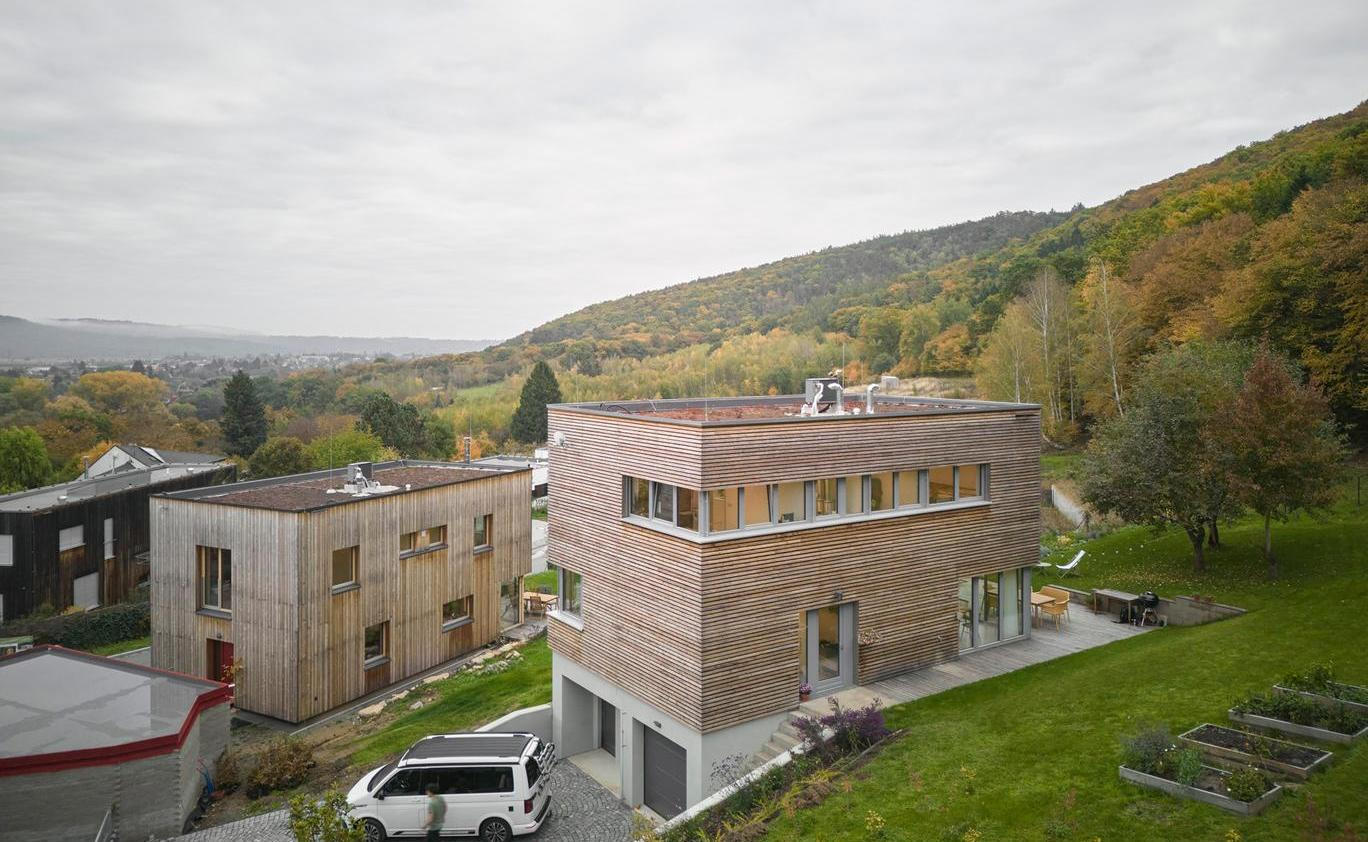 Tři kamarádi si postavili domy na jednom svahu.