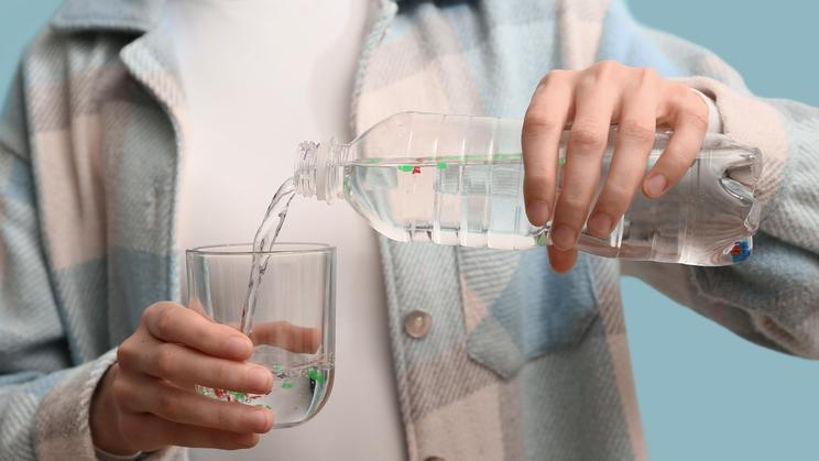 Dřívější výzkumy už v pitné vodě prokázaly přítomnost fragmentů polystyrenu, polyethylenu, polypropylenu či PET plastů – tedy materiálů, se kterými se běžně setkáváme v obalech, lahvích nebo textilu.