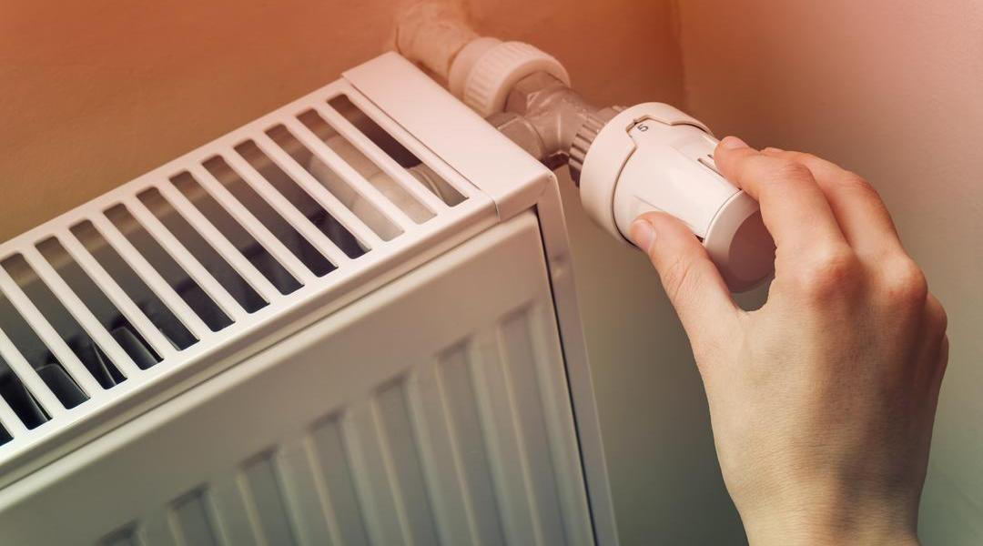 O vytápění koluje spousta dobře míněných rad, které se ale v praxi často míjí účinkem. 