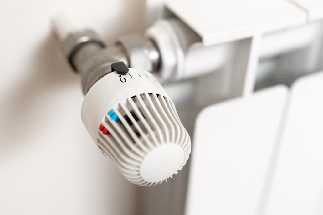  Po vypnutí radiátoru začne chladnout nejen vzduch, ale i všechno kolem – zdi, podlaha i nábytek.