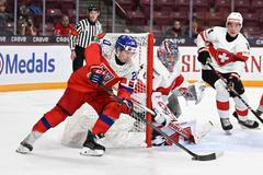 Adam Benák před švýcarskou bránou ve čtvrtfinále juniorského MS 2026