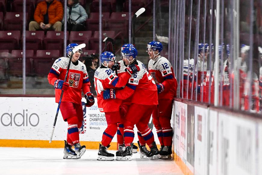 Češi si opět zahrají o medaile. Po zpackané první třetině Švýcary doslova zničili