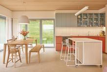 Rodinný dům Řevnice I. je prvním z nich – navržený s důrazem na současný komfort, udržitelnost a dlouhodobě nízký energetický provoz. A těší se z něj mladá pětičlenná rodina.