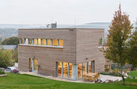 Svažitý pozemek na okraji Řevnic se stal základem společného příběhu tří přátel. Každý z domů má reagovat na individuální potřeby svého majitele, přesto dohromady vytvořit kultivovaný celek.