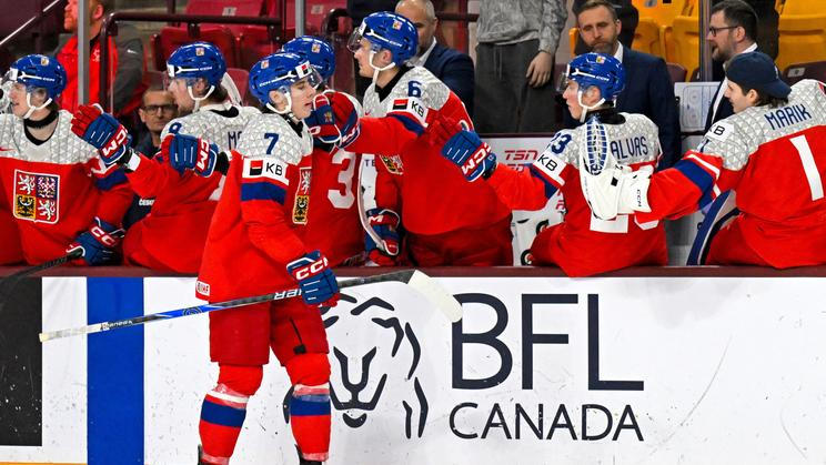 Jakub Fibigr slaví gól ve čtvrtfinále proti Švýcarsku na juniorském MS 2026.