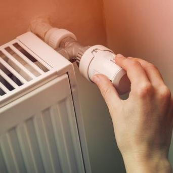 O vytápění koluje spousta dobře míněných rad, které se ale v praxi často míjí účinkem. 