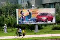 Jeden z billboardů v Pchongjangu, který zobrazuje automobil Pyeonghwa Hwiparam.