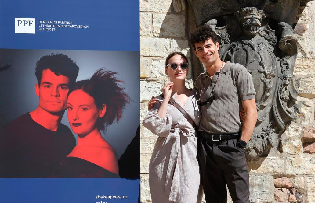 Letní shakespearovské slavnosti na Pražském hradě. Na snímku Anna Fialová a Filip Březina.