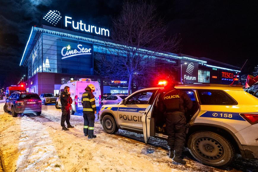 Útočník z obchodního domu v Hradci je obviněn z pokusu o vraždu, hrozí mu 20 let