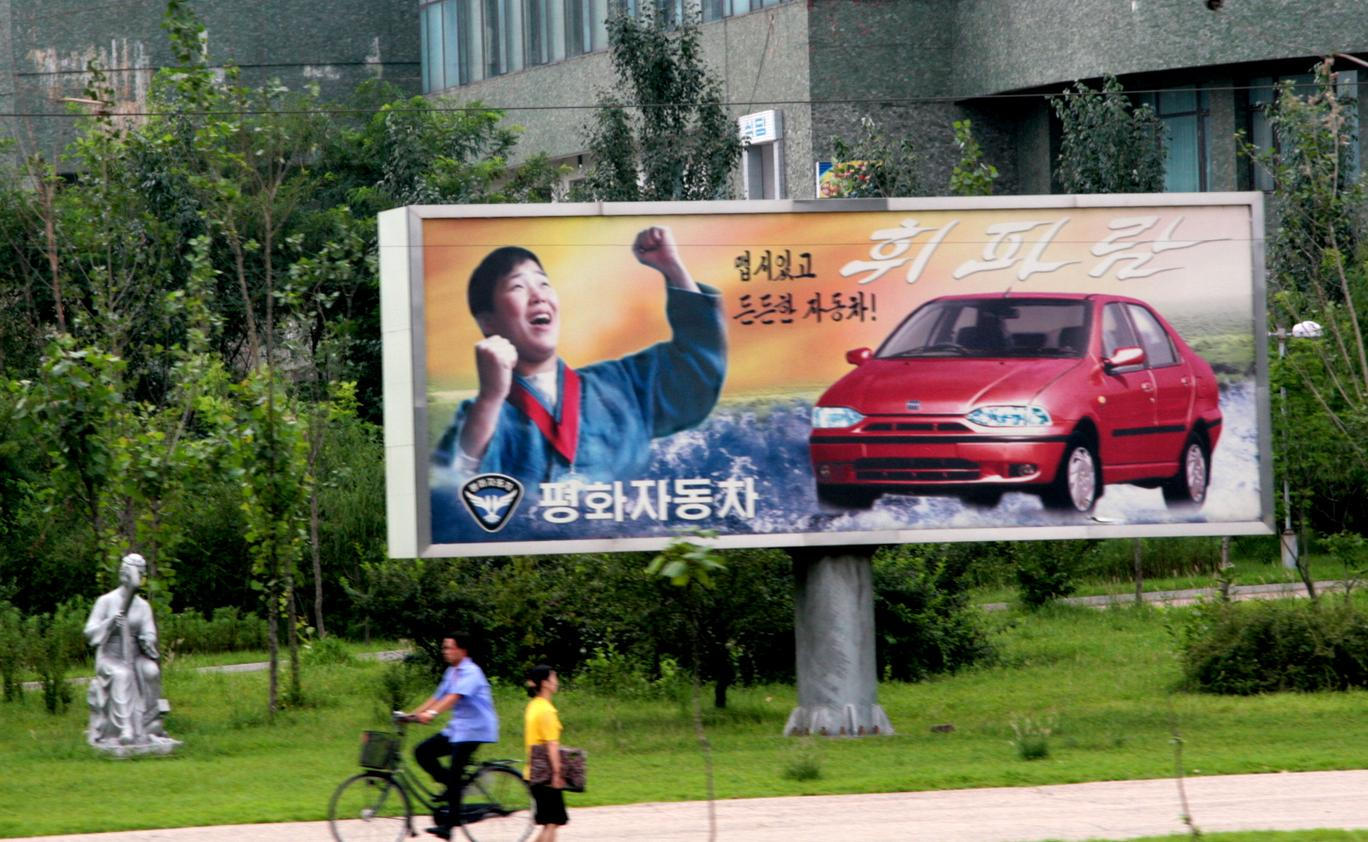 Jeden z billboardů v Pchongjangu, který zobrazuje automobil Pyeonghwa Hwiparam.