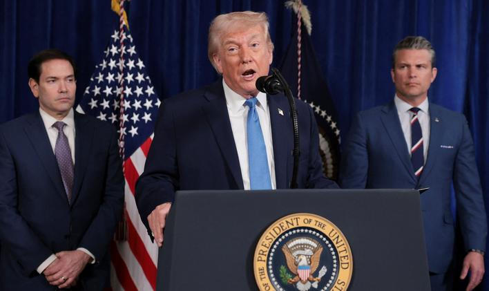 Americký prezident Donald Trump - v doprovodu (vlevo) ministra zahraničí Marca Rubia a ministra obrany Peta Hegsetha - na sobotní tiskové konferenci nevyloučil druhý úder proti Venezuele; Bílý dům, 3. ledna 2026.