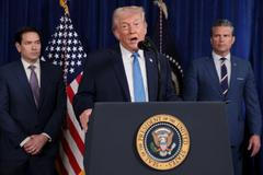 Americký prezident Donald Trump - v doprovodu (vlevo) ministra zahraničí Marca Rubia a ministra obrany Peta Hegsetha - na sobotní tiskové konferenci nevyloučil druhý úder proti Venezuele; Bílý dům, 3. ledna 2026.