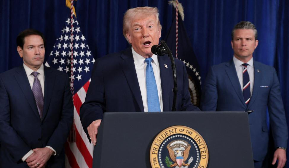 Americký prezident Donald Trump - v doprovodu (vlevo) ministra zahraničí Marca Rubia a ministra obrany Peta Hegsetha - na sobotní tiskové konferenci nevyloučil druhý úder proti Venezuele; Bílý dům, 3. ledna 2026.