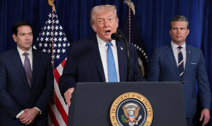 Americký prezident Donald Trump - v doprovodu (vlevo) ministra zahraničí Marca Rubia a ministra obrany Peta Hegsetha - na sobotní tiskové konferenci nevyloučil druhý úder proti Venezuele; Bílý dům, 3. ledna 2026.