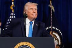 Šéf Bílého domu na sobotní tiskové konferenci opakovaně zdůraznil „brilantní organizaci“ a „dokonalou práci“ elitních jednotek, jejichž příslušníky označil, za „skvělé, skvělé vojáky“.