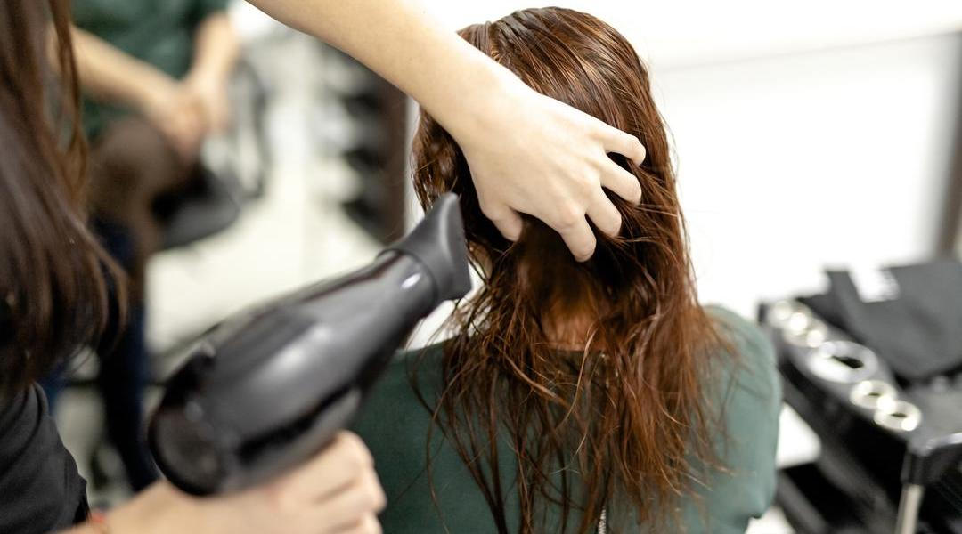 Po letech vyžehlených délek, tvrdých linií a nekonečného stylingu přichází úleva.