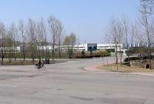 Továrna Pyeonghwa Motors vyrostla ve městě Nampcho ležící asi 66 kilometrů od Pchjongjangu. Původně se měla údajně skládat až z jedenácti velkých hal, nakonec vyrostla jediná.