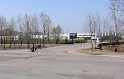 Továrna Pyeonghwa Motors vyrostla ve městě Nampcho ležící asi 66 kilometrů od Pchjongjangu. Původně se měla údajně skládat až z jedenácti velkých hal, nakonec vyrostla jediná.