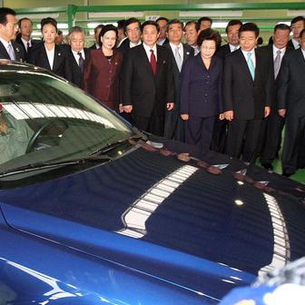 V roce 2007 navštívil severokorejské automobilku tehdejší jihokorejský prezident No Mu-hjon, ostatně jihokorejská Církev sjednocení do založení značky vložila několik desítek milionů dolarů.