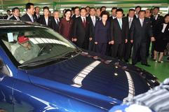 V roce 2007 navštívil severokorejské automobilku tehdejší jihokorejský prezident No Mu-hjon, ostatně jihokorejská Církev sjednocení do založení značky vložila několik desítek milionů dolarů.