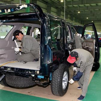 Montáž jednoho z čínských SUV v roce 2007. Mimochodem právě některé SUV a pick-upy vyráběné v licenci v KLDR se následně vyvážely do Vietnamu, kde je prodávala firma Mekong Auto.