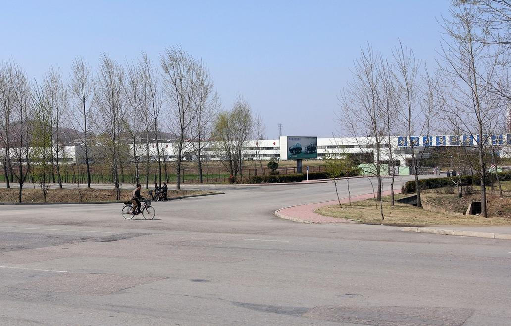 Továrna Pyeonghwa Motors vyrostla ve městě Nampcho ležící asi 66 kilometrů od Pchjongjangu. Původně se měla údajně skládat až z jedenácti velkých hal, nakonec vyrostla jediná.